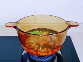 首先将时蔬焯水，锅中加入纯净水烧开，下入时蔬煮2分钟捞出淋干水分备用。