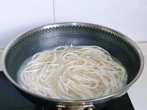 大火煮面。烧沸后淋上两次冷水，差不多就好了，约3分钟左右。