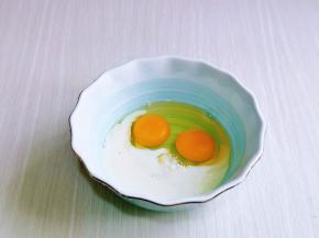 鸡蛋磕入大口碗中，再加入牛奶。