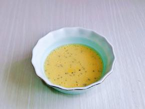 再加入熟黑芝麻，用手动打蛋器充分打至均匀。