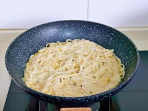 起锅，刷上少许食用油，之后再把面条倒入平底锅中，迅速用筷子把面条铺平，