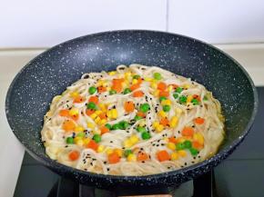 小火煎至表面凝固，再撒上焯过水的时蔬。