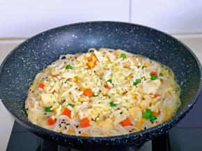 再撒上马苏里拉芝士，芝士的量可以根据个人喜欢来放。