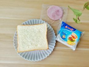 配料可以根据自己的喜好搭配【比如放荷包蛋，牛排，鸡排，肉松，果酱等】