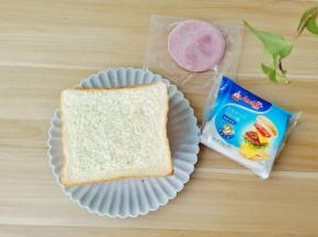 配料可以根据自己的喜好搭配【比如放荷包蛋，牛排，鸡排，肉松，果酱等】