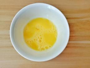 鸡蛋磕入碗里打散。
