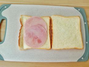 吐司加上培根片，吐司的四边可以切也可以不切，我喜欢酥脆的口感就没有切。