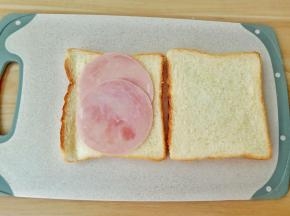 吐司加上培根片，吐司的四边可以切也可以不切，我喜欢酥脆的口感就没有切。