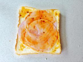 刷一层披萨酱或者果酱。