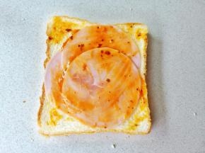 刷一层披萨酱或者果酱。