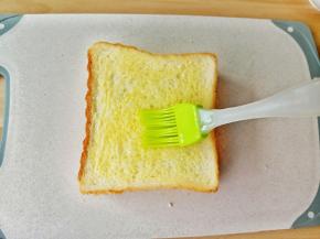 吐司表面刷了一层鸡蛋液，这样烤好的吐司酥酥脆脆的。