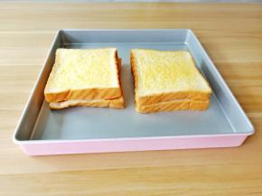 把吐司片放到不粘烤盘里。