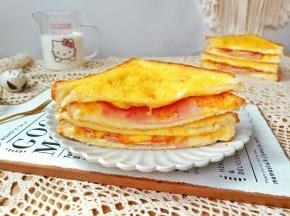 看看切好的吐司片，芝士都拉丝了。轻轻咬一口就能满足舌尖的所有欲望，再配上牛奶或者饮料和朋友来一个美妙的下午茶，是人生最美好的事情。