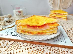 冒热气的吐司片带着麦香，裹挟着丝丝甜味，松软又有弹性。