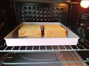 烤箱提前175度预热，烤盘放中层，上下火175度烤10分钟就可以。