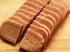 午餐肉切半厘米厚片。