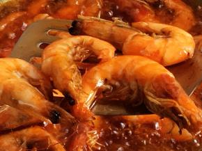 炸至虾皮微焦，捞出。