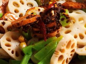 放入藕片、莴笋条翻炒均匀。