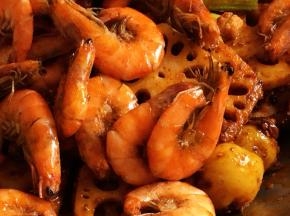 最后，把炸过的虾放入翻炒入味。