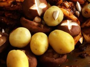 加入小土豆，香菇继续翻炒均匀。