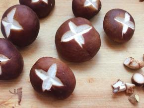 香菇打十字花刀。