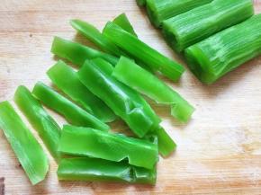 莴笋去皮，切成二寸长段，在切成长条。