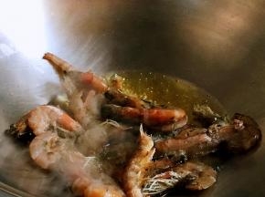 虾，去掉虾线，冲洗干净，先入油锅炸出虾油。