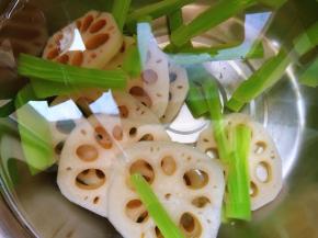 把花菜、藕焯烫三十秒，再放入莴笋焯烫三十秒，捞出过凉，控干水分。