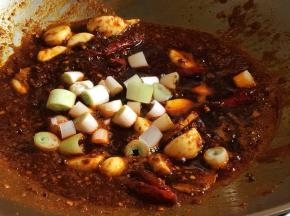 用炸过虾的虾油炒香麻辣香锅的底料，再下入红辣椒、蒜头、葱姜，炒出香味。