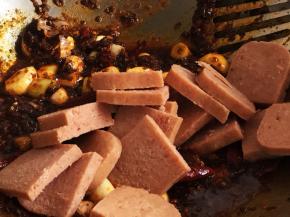 放入午餐肉，翻炒出油，午餐肉与麻辣香锅非常搭。