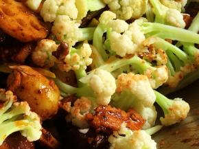 加入菜花翻炒入味。