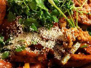 出锅前，放一把香菜段，撒上白芝麻，翻炒均匀即可出锅。