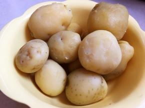 土豆洗净上锅蒸二十分钟，晾凉，去皮。