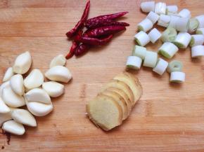 大量的葱姜蒜，辣椒。