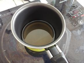 玉米油倒入小锅里，加热至80度左右