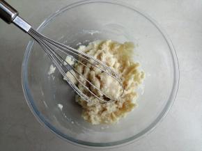 奶粉和面粉提前混合过筛好，把热油倒入拌匀