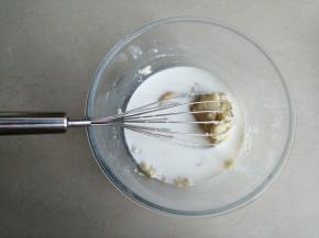 倒入牛奶和蜂蜜拌匀