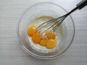 再倒入蛋黄，拌成比较稀的蛋黄糊