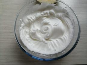 蛋清加入盐，用电动打蛋器打至粗泡，然后分三次加入糖，打至中性发泡的蛋白霜