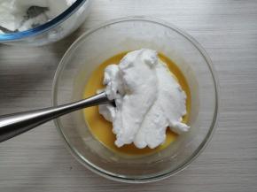 用刮刀把打发好的蛋白霜放入蛋黄糊里，从底部向上翻拌并切拌均匀，不会翻拌手法的，建议上网搜索戚风蛋糕的制作视频，会更直观