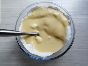 拌好后，倒回剩余的蛋白霜里