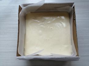 再倒入剩余的蛋糕糊，抹平表面