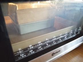 把蛋糕模放入到烤盘中，放入已经预热到上火140度，下火150度的东菱K40C烤箱最下面一层，再倒入热水到烤盘中。利用水浴法烘烤60分钟左右（实际烘烤温度，要根据自家烤箱脾气而定），留意观察蛋糕表面，及时加盖锡纸，以防蛋糕表面颜色太深，我一般在烘烤30分钟左右加锡纸