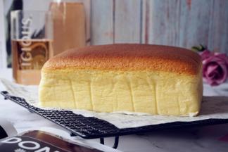 烘烤结束，把蛋糕取出，从蛋糕模中取出蛋糕，不需要倒扣，撕掉四边的油纸，放在晾架上晾凉