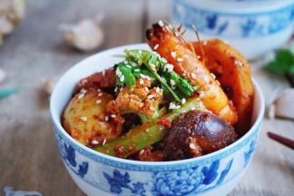 满满一大锅，一道菜，俘获了全家人的味蕾，各种青菜、菌菇、海虾，炒鸡满足，切记！做这道菜时，米饭一定要备足！