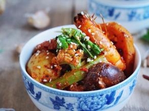 满满一大锅，一道菜，俘获了全家人的味蕾，各种青菜、菌菇、海虾，炒鸡满足，切记！做这道菜时，米饭一定要备足！