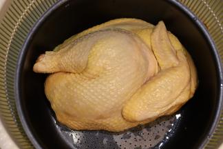 三黄鸡洗净沥干水分。