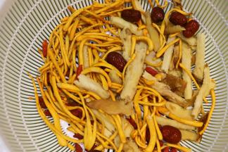 红枣、枸杞、冬虫花、沙参玉竹洗净沥干，姜切片。