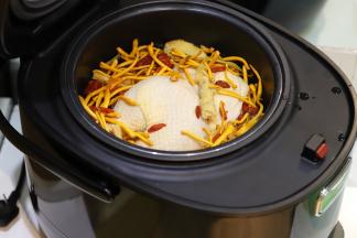 甑锅放入三脚釜内，再放入所有的材料（除盐外）。