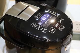 电饭煲设置蒸肉类，蒸肉灯亮，进入蒸肉程序。